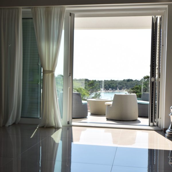 Deluxe Penthouse Apartment with Terrace and Sea View