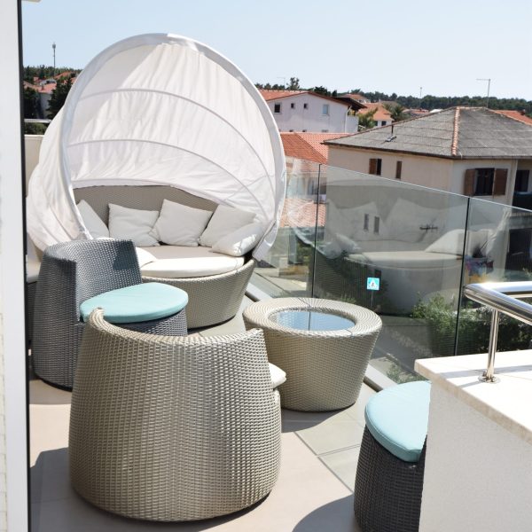 Deluxe Penthouse Apartment with Terrace and Sea View