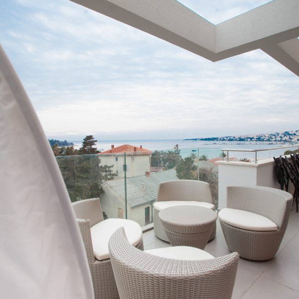 Deluxe Penthouse Apartment with Terrace and Sea View