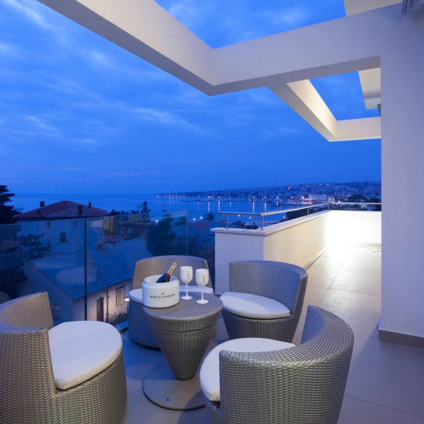 Deluxe Penthouse Apartment with Terrace and Sea View