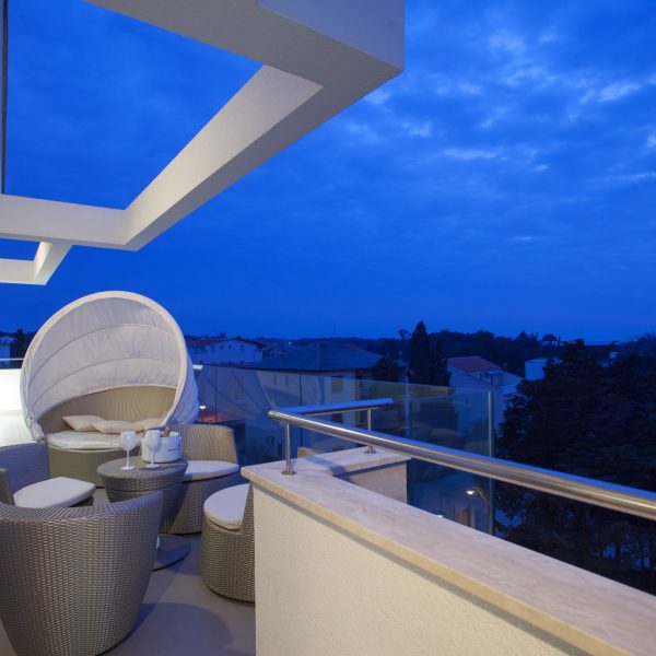 Deluxe Penthouse Apartment with Terrace and Sea View